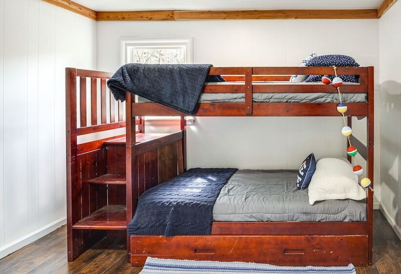 Cozy Tennessee Cabin W/ Deck, Grill & Fireplace!