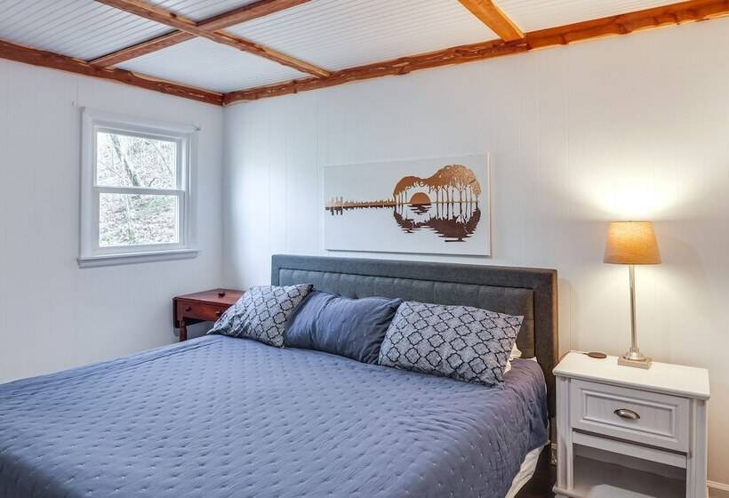 Cozy Tennessee Cabin W/ Deck, Grill & Fireplace!