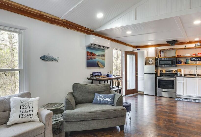 Cozy Tennessee Cabin W/ Deck, Grill & Fireplace!