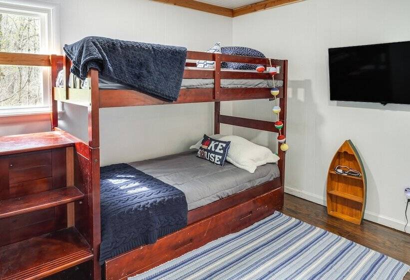 Cozy Tennessee Cabin W/ Deck, Grill & Fireplace!