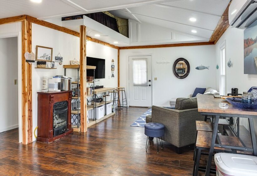 Cozy Tennessee Cabin W/ Deck, Grill & Fireplace!