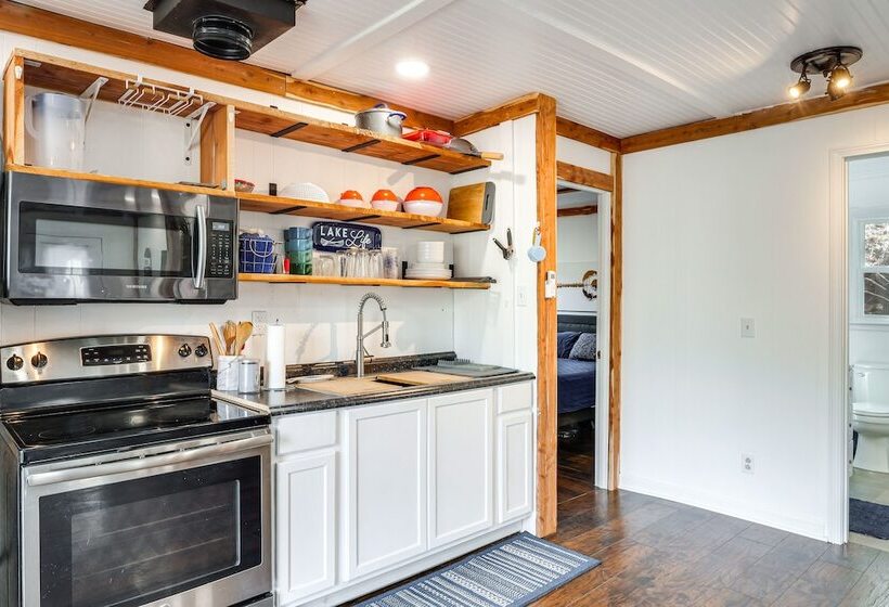 Cozy Tennessee Cabin W/ Deck, Grill & Fireplace!