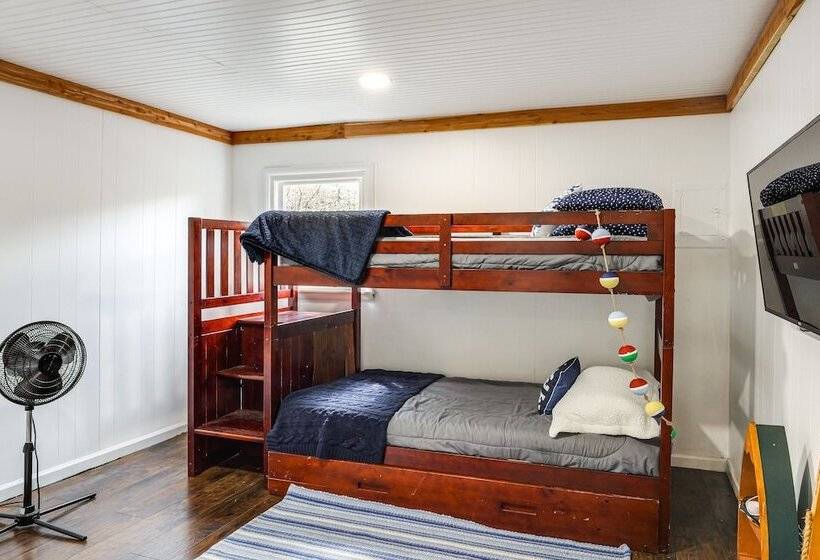 Cozy Tennessee Cabin W/ Deck, Grill & Fireplace!