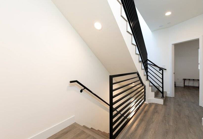 Downtown Darling By Avantstay Rooftop Deck, View