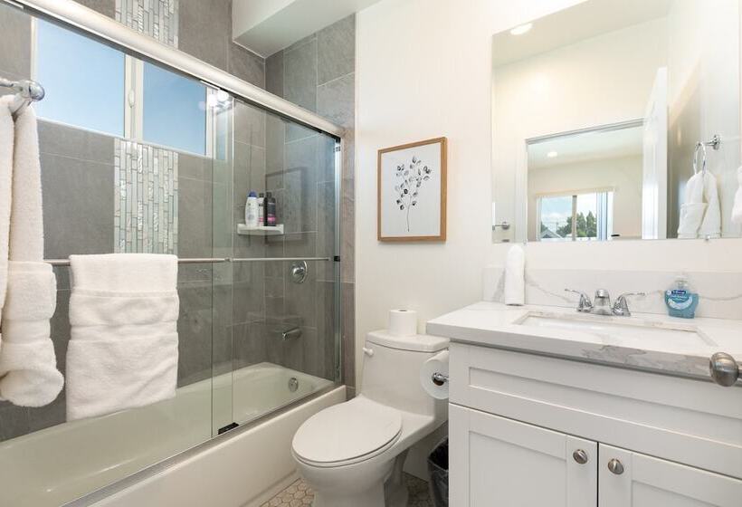 Downtown Darling By Avantstay Rooftop Deck, View