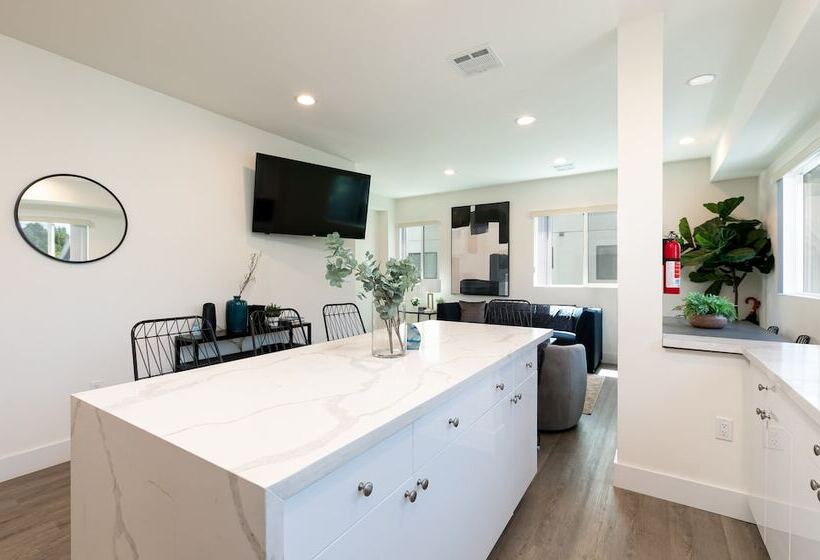 Downtown Darling By Avantstay Rooftop Deck, View