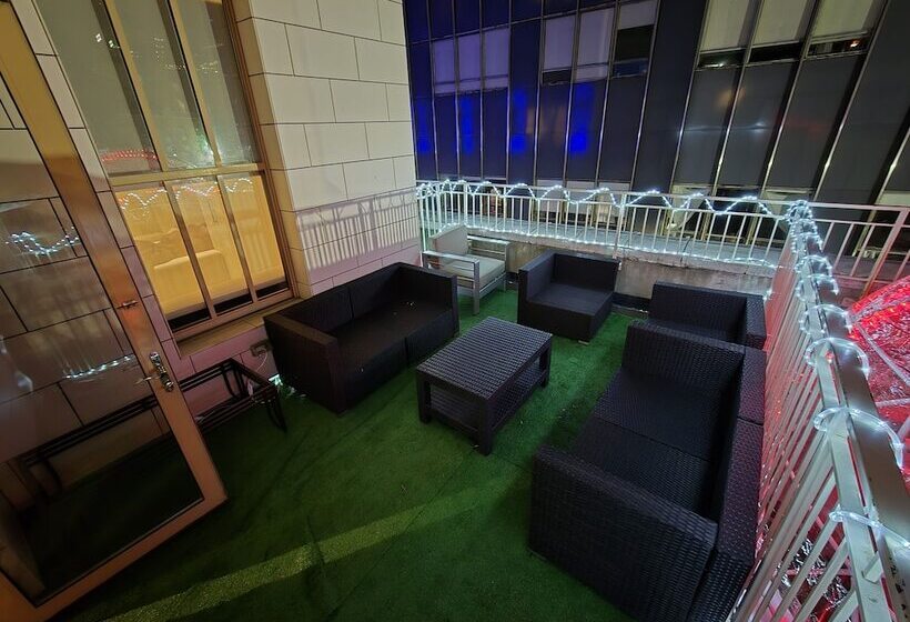 Elite Terrace   Spacious Apt W Terrace