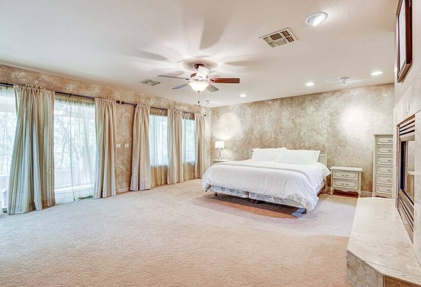 Expansive Peoria Home W/ Pool + Outdoor Kitchen!