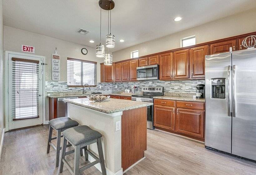 Family Friendly Phoenix Home: 5 Mi To Westgate!