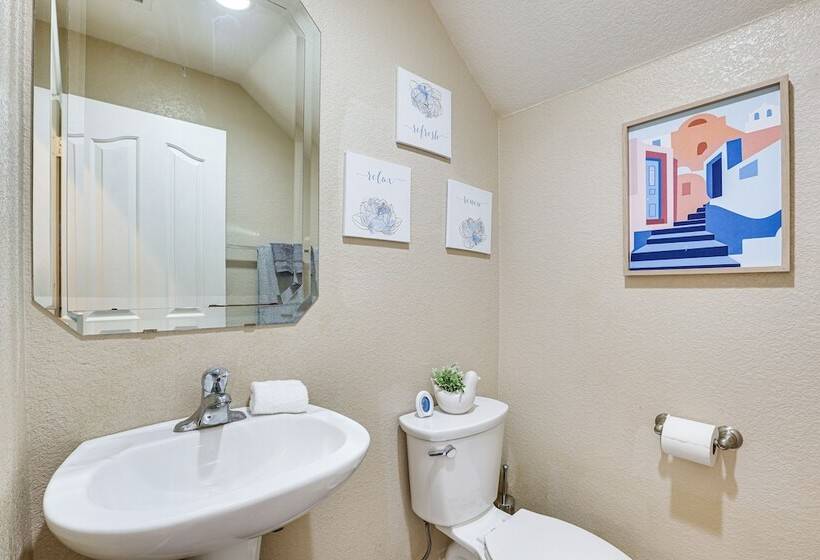 Family Friendly Phoenix Home: 5 Mi To Westgate!