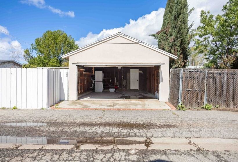 Newly Furnished Valley Home | Reseda Retreat