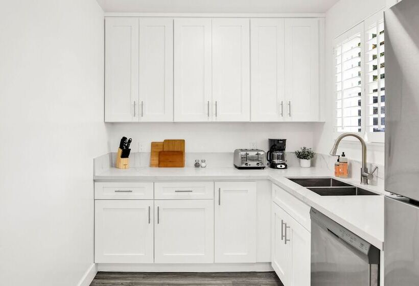 Newly Furnished Valley Home | Reseda Retreat