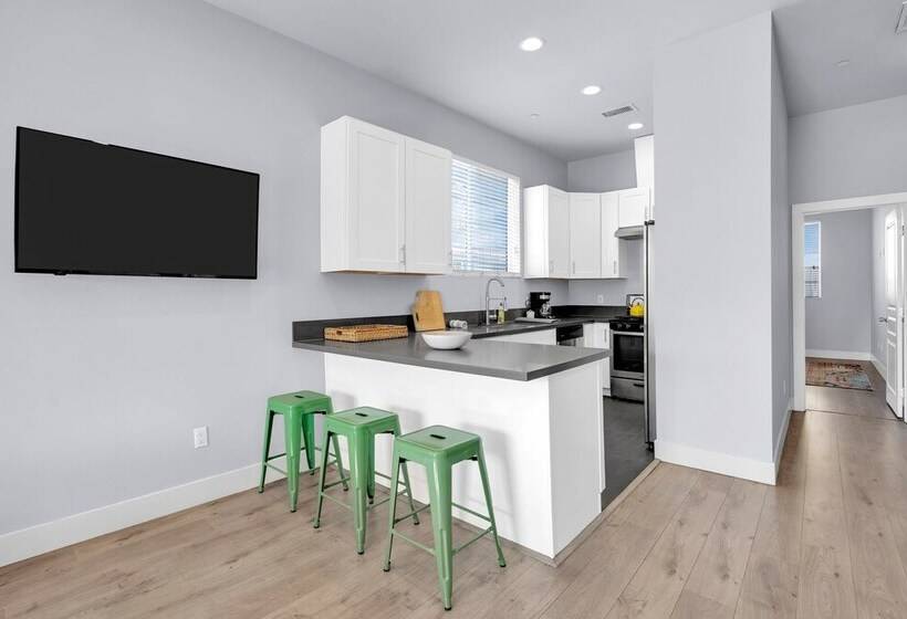 Hinds By Avantstay Duplex In North Hollywood