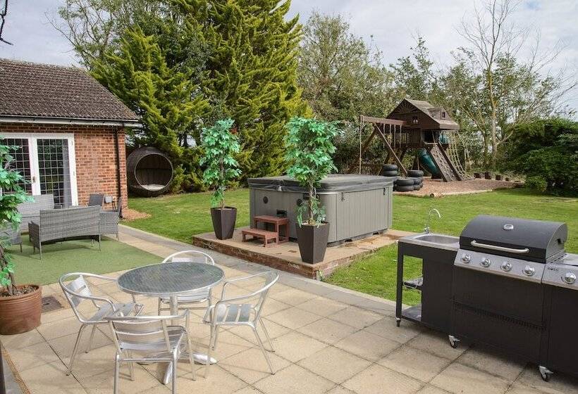 בית מלון כפרי Deluxe 1 Bed Versace Hottub Skytv