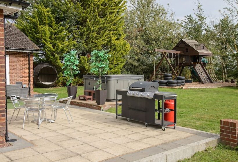 בית מלון כפרי Deluxe 1 Bed Versace Hottub Skytv