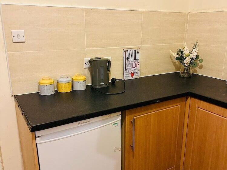 Отель Elm Vale Lodge