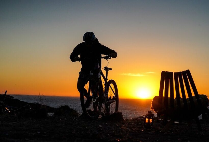 Hotel Leones Camps Island