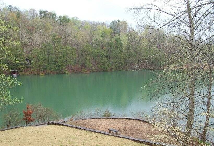 فندق Lake Lure Retreat   A Beautiful Lakefront Lodge On Mirror Lake Waterfront Newly Expanded Deck 4 Bedr