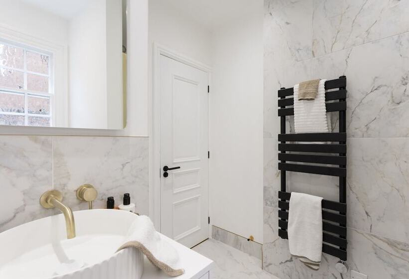 Отель Tanner Row Suites