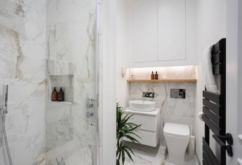 Отель Tanner Row Suites