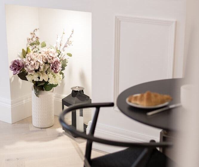 Отель Tanner Row Suites