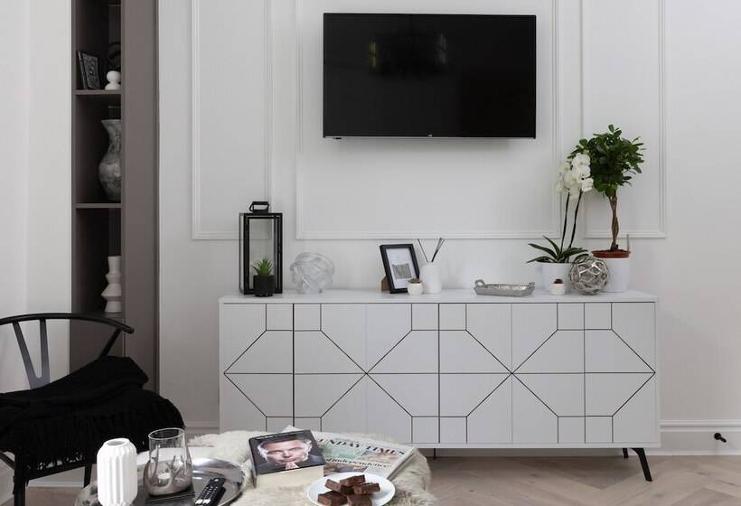 Отель Tanner Row Suites