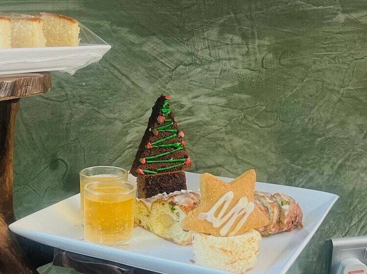 J Leaf Hotel By Blue Bird