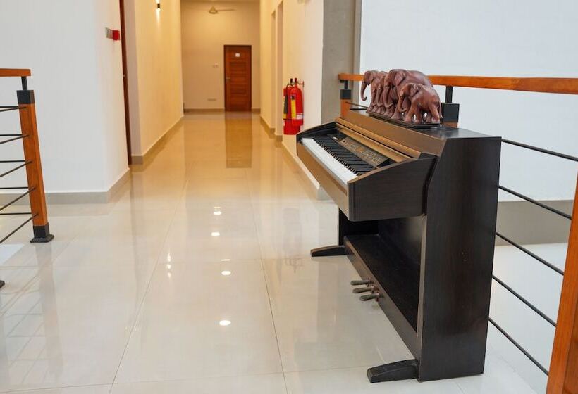 J Leaf Hotel By Blue Bird