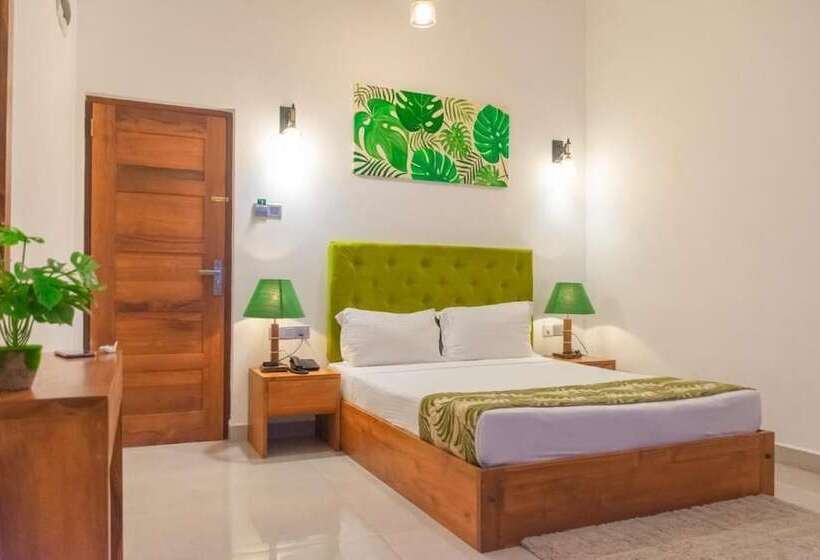 J Leaf Hotel By Blue Bird