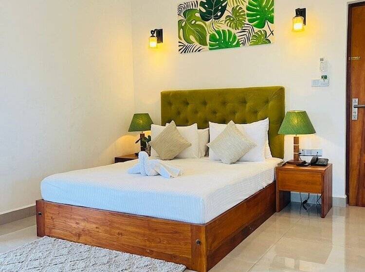 J Leaf Hotel By Blue Bird