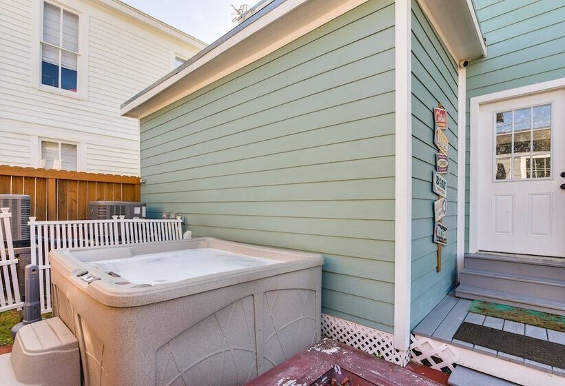 Hot Tub & Yard: Jimmy Buffet Themed Galveston Home