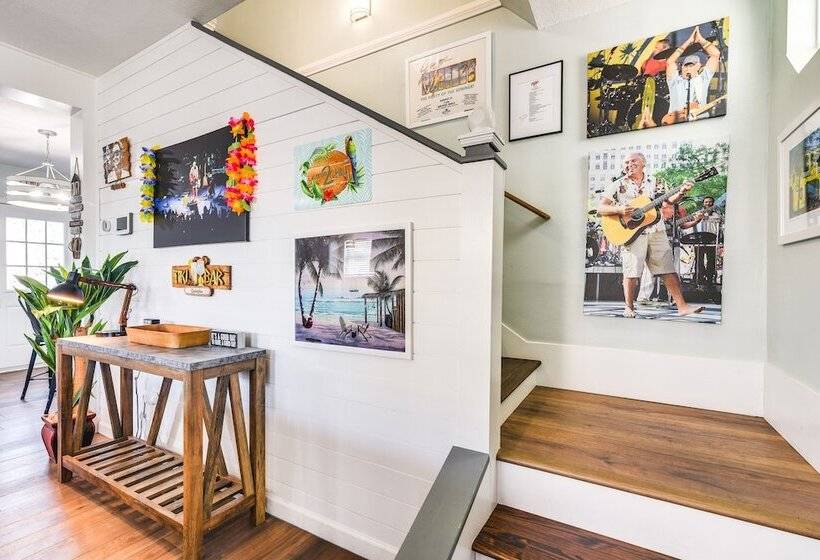 Hot Tub & Yard: Jimmy Buffet Themed Galveston Home