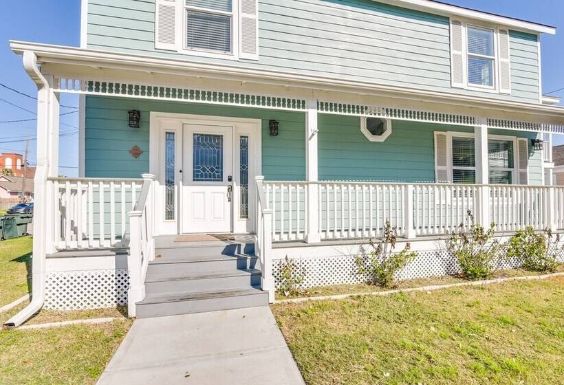 Hot Tub & Yard: Jimmy Buffet Themed Galveston Home