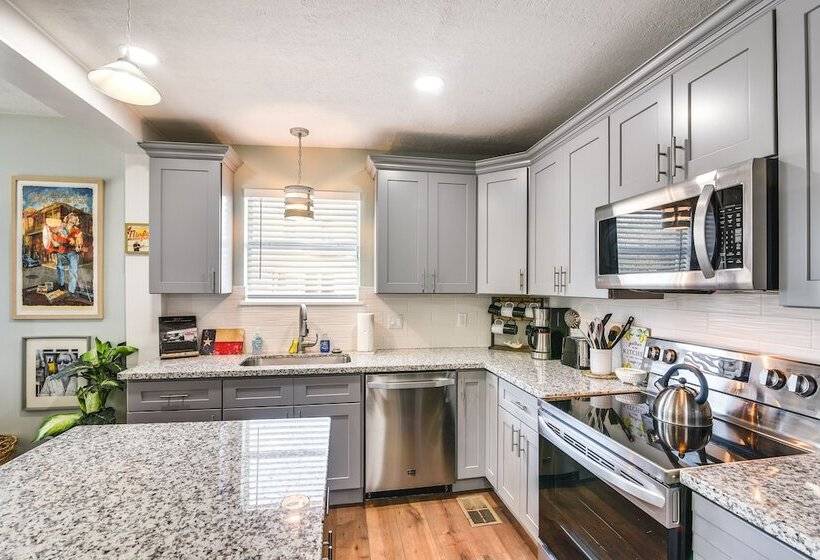 Hot Tub & Yard: Jimmy Buffet Themed Galveston Home