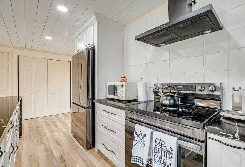 Lago Vista Home W/ Putting Green, Pool, & Jacuzzi