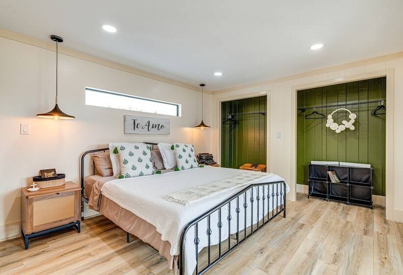 Lago Vista Home W/ Putting Green, Pool, & Jacuzzi