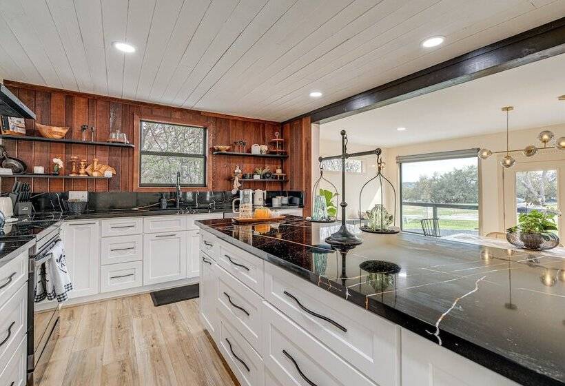 Lago Vista Home W/ Putting Green, Pool, & Jacuzzi