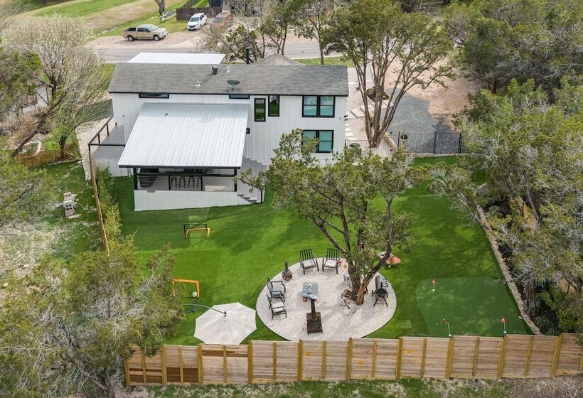 Lago Vista Home W/ Putting Green, Pool, & Jacuzzi