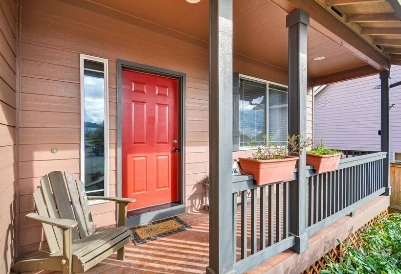 Lovely Dundee Home W/ Private Yard & Fire Pit!