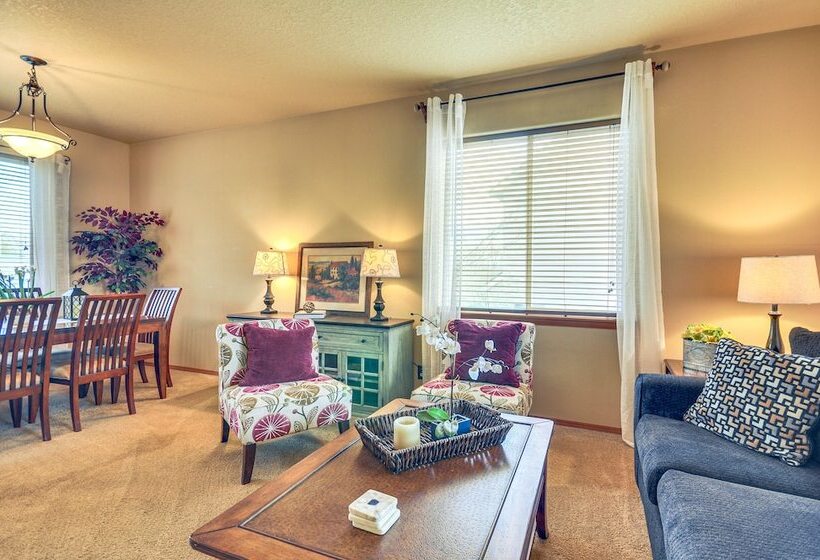 Lovely Dundee Home W/ Private Yard & Fire Pit!