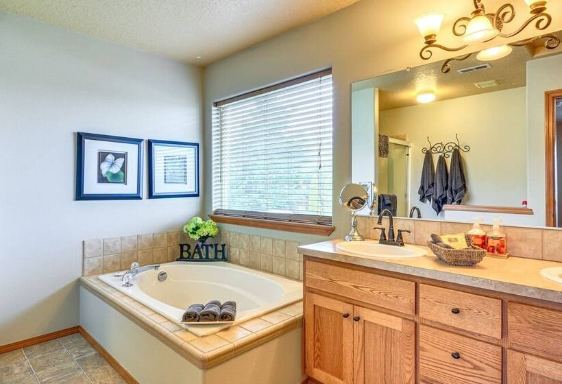 Lovely Dundee Home W/ Private Yard & Fire Pit!