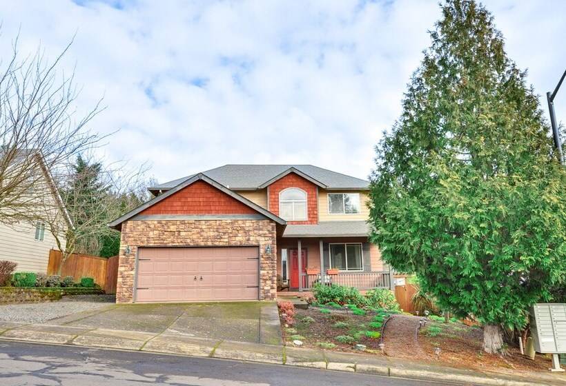 Lovely Dundee Home W/ Private Yard & Fire Pit!