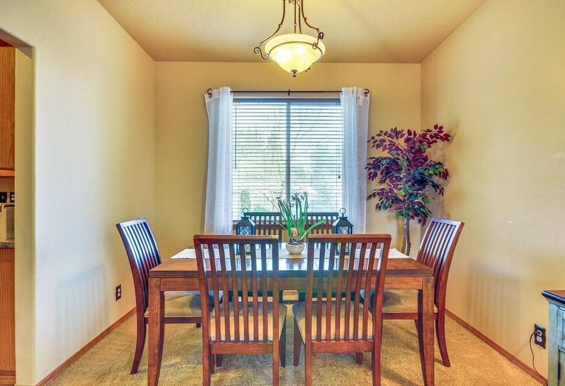 Lovely Dundee Home W/ Private Yard & Fire Pit!