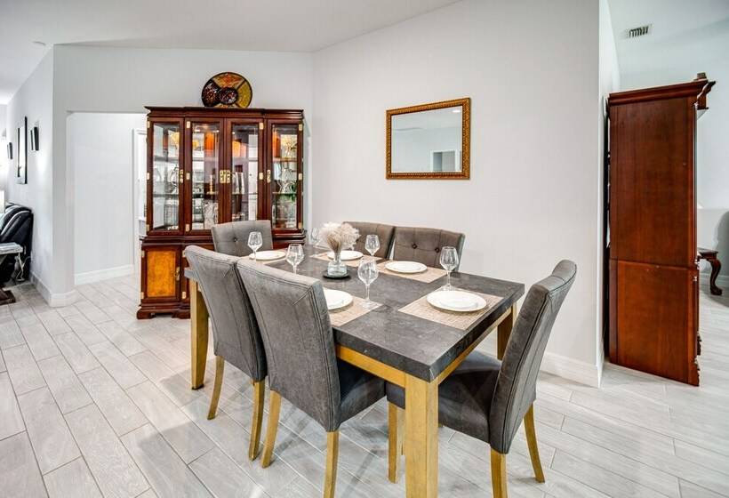 Lanai, Heated Pool & Spa: Lehigh Acres Home