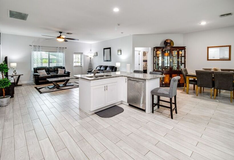 Lanai, Heated Pool & Spa: Lehigh Acres Home