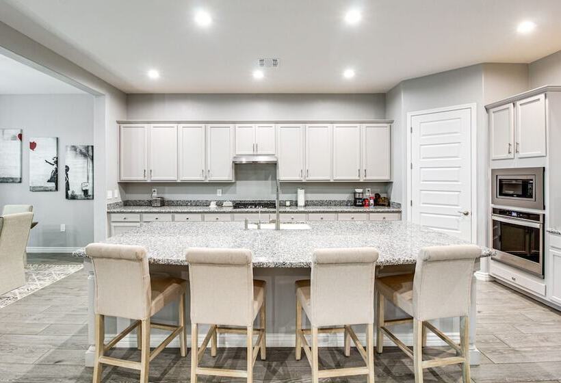 Marana Home W/ Pool Access & Mountain Views!