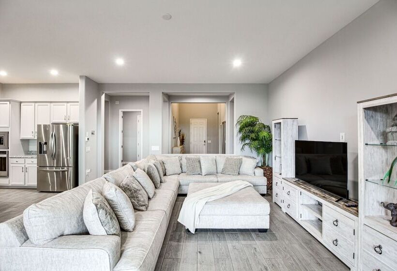 Marana Home W/ Pool Access & Mountain Views!