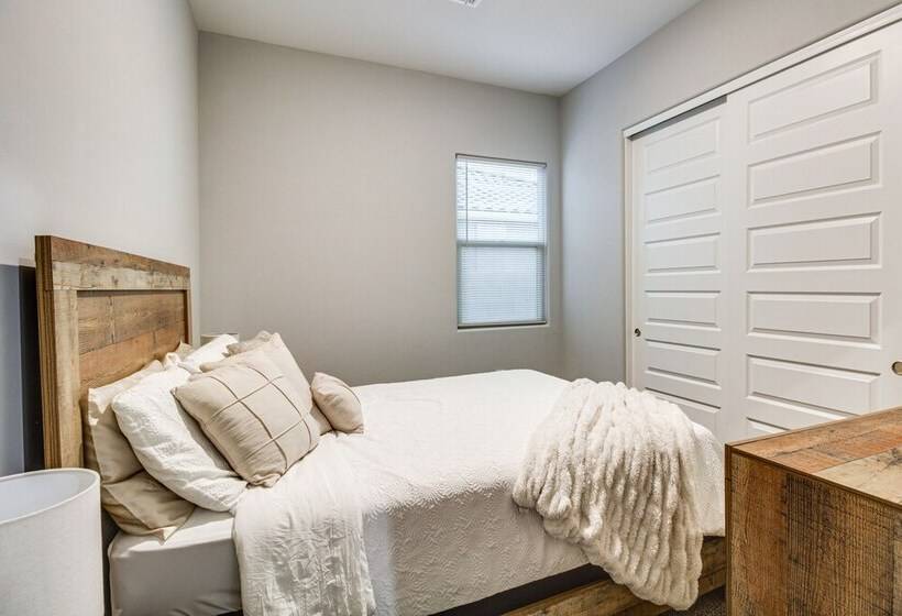 Marana Home W/ Pool Access & Mountain Views!