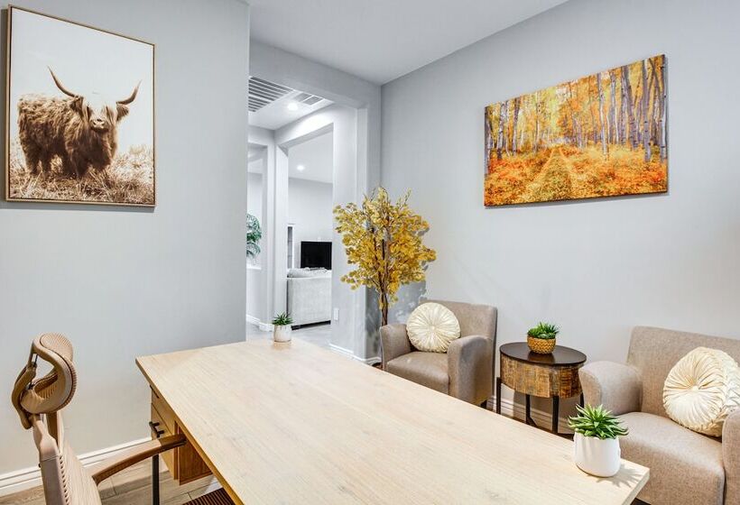 Marana Home W/ Pool Access & Mountain Views!