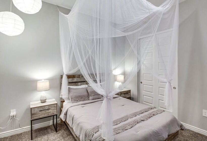 Marana Home W/ Pool Access & Mountain Views!